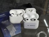 trois AirPods posés sur une table en verre