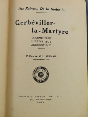 un livre ouvert avec une image en noir et blanc