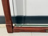une vitrine en verre avec une horloge à l'intérieur