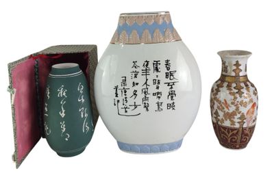 trois vases posés l'un à côté de l'autre sur une surface blanche