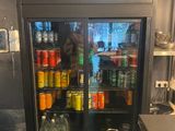 un réfrigérateur qui contient beaucoup de boissons