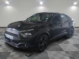 la voiture noire est garée dans le garage sur un sol en damier