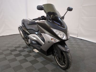 une moto garée sur un sol en damier