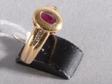 une bague en or sertie d'un rubis