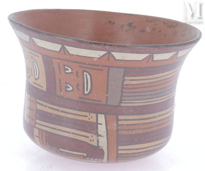 un bol marron orné de motifs sur un fond blanc