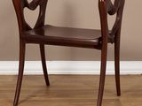 une image représentant un banc en bois posé sur un parquet en bois dur