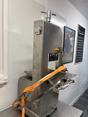 a machine that is sitting on a table in a room