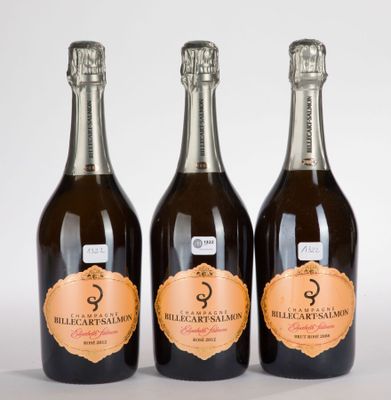 trois bouteilles de champagne posées côte à côte sur une table
