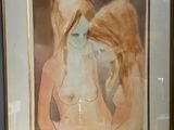 tableau représentant une femme nue, dans un cadre doré, accroché au mur