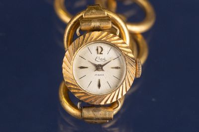 l'image d'une montre-bracelet en or entourée d'une chaîne