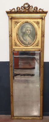 un miroir doré sur lequel figure l'image d'un homme