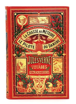 un livre rouge avec des bordures dorées et un motif décoratif sur la couverture