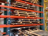 un grand nombre de palettes dans un entrepôt
