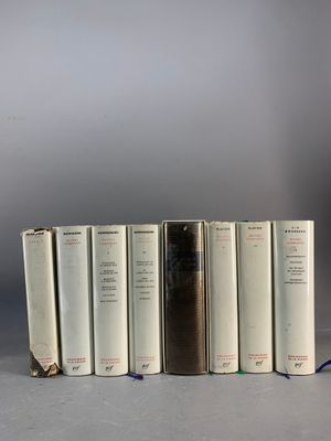 les livres sont alignés en rangée sur une surface grise