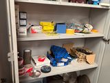 une armoire sur laquelle sont posés de nombreux objets, dans une pièce
