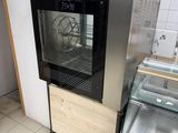 une vitrine en verre sur laquelle est accrochée une pancarte, dans une cuisine