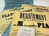 plusieurs brochures imprimées sur différents types de papier, sur un fond blanc