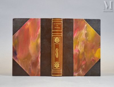 un livre posé sur une table