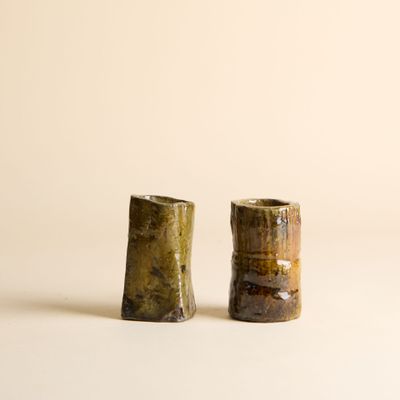 deux petits vases posés sur une table