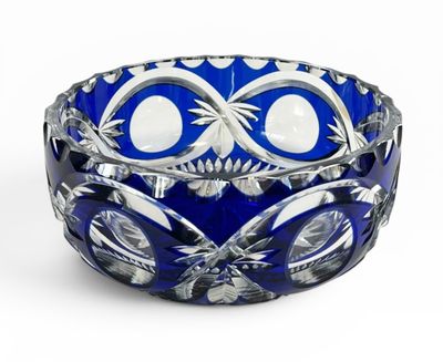 une image représentant un bol en verre bleu sur fond blanc