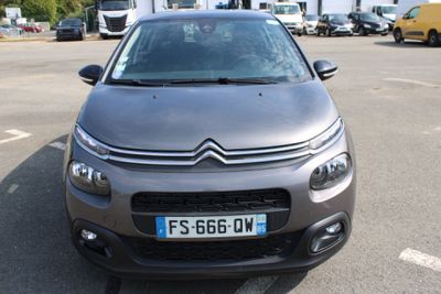 une petite voiture garée dans un parking