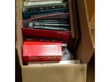 une boîte en carton remplie d'appareils électroniques et d'autres objets