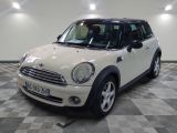 une photo d'une Mini Cooper blanche garée dans un garage
