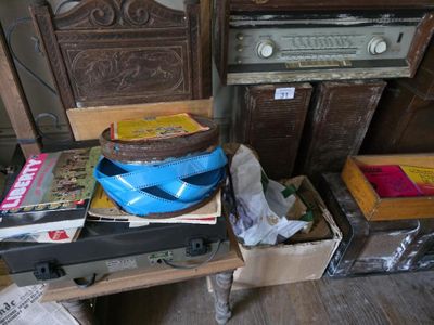 une pile de cartons posés sur une table