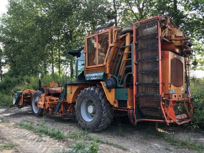 un gros tracteur garé sur le bord de la route