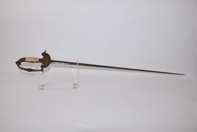 une épée exposée sur une surface blanche