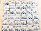 beaucoup de carreaux bleus et blancs disposés sur le sol