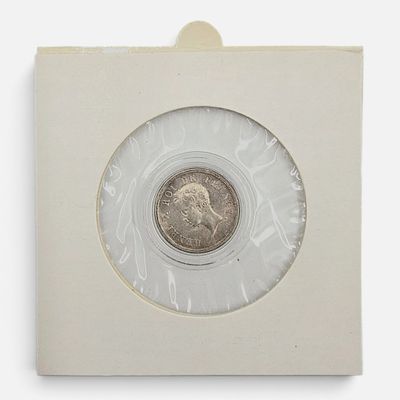 une image représentant une pièce d'argent dans une boîte blanche