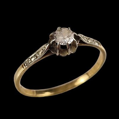 gros plan d'une bague en diamant sur fond noir