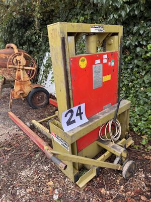 a small machine that is sitting on the ground