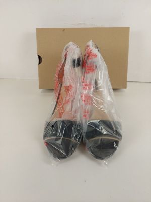 deux paires de chaussures sont emballées dans des sacs en plastique sur une table