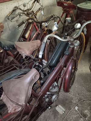 many bicycles that are parked in a garage