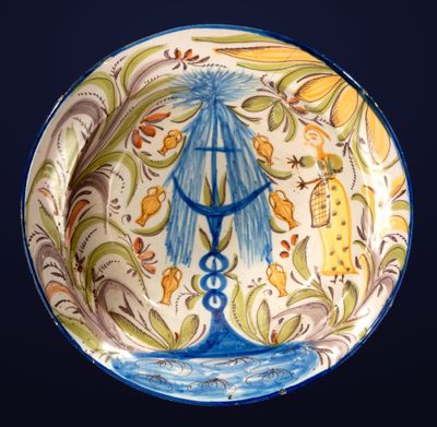une assiette bleue et jaune ornée d'un motif