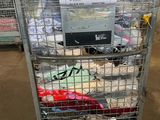 un chariot métallique contenant beaucoup d'objets