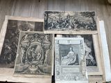 de nombreux vieux livres posés par terre, avec des images dessus