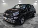 Le SUV Fiat noir est garé sur un sol à damier.
