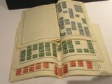 un livre ouvert avec des timbres, posé sur une table
