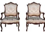 paire de fauteuils en bois sculpté de style Louis XV