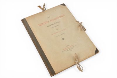un vieux livre posé sur une surface blanche