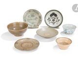 many different bowls and bowls that are sitting on a table