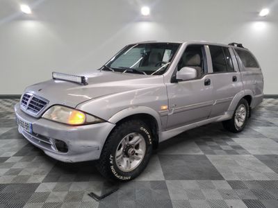 une photo d'un SUV argenté garé dans un garage