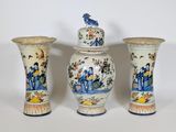 trois vases posés l'un à côté de l'autre sur une table