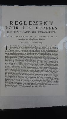 un vieux document sur lequel figure la photo d'un homme en costume-cravate