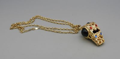 Chaine en métal doré avec un sifflet fantaisie orné de caboc…