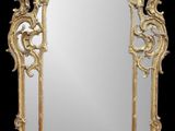 un miroir au cadre doré ouvragé sur fond noir