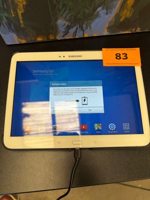 La tablette Samsung est posée sur une table, avec une étiquette de prix